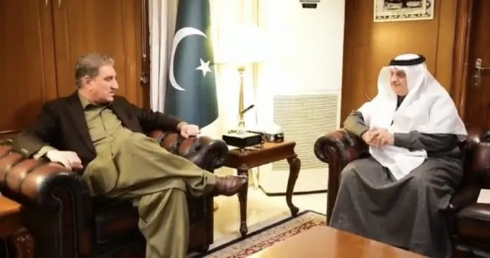 
		شاهد.. وزير خارجية باكستان يضع قدمه في وجه السفير السعودي عند استقباله في إسلام أباد بطريقة مهينة!