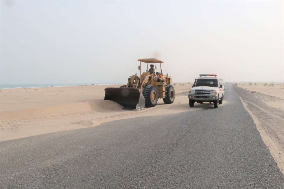 
		بتمويل حكومي.. تواصل إزاحة الرمال من الخط الساحلي الرابط بين عدن والمخا