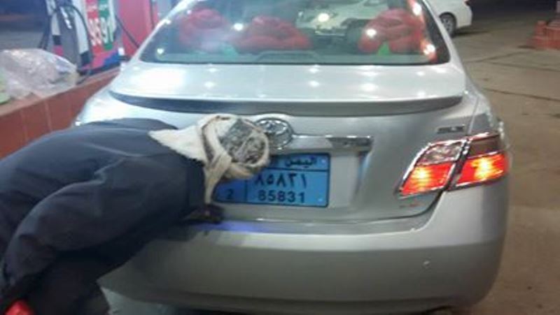 شاهد بالصورة مغترب يمني في السعودية مشتاق لبلده كيف كانت ردة