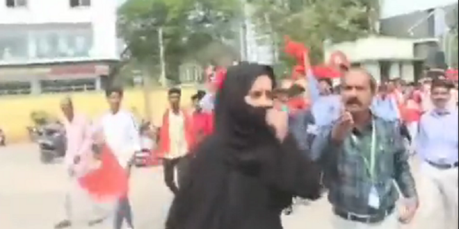 
		شاهد .. مئات الهندوس يهاجمون فتاة مسلمة ويحاولون منعها من دخول الجامعة بالحجاب .. لن تصدق كيف واجهتهم 