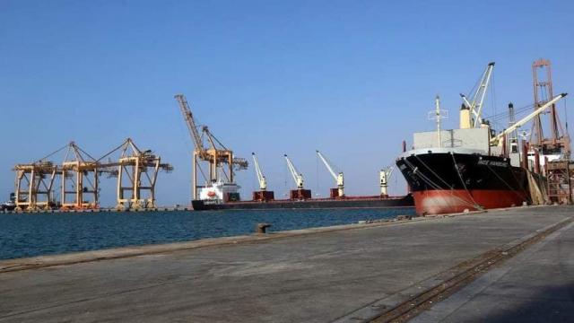 
		اعتماد سعرا جديدا للدولار في ميناء الحديدة و ”الحوثي” يحاول سحب التجارة إلى مناطق سيطرتهم ويوجه دعوة لتجار ”الجنوب”