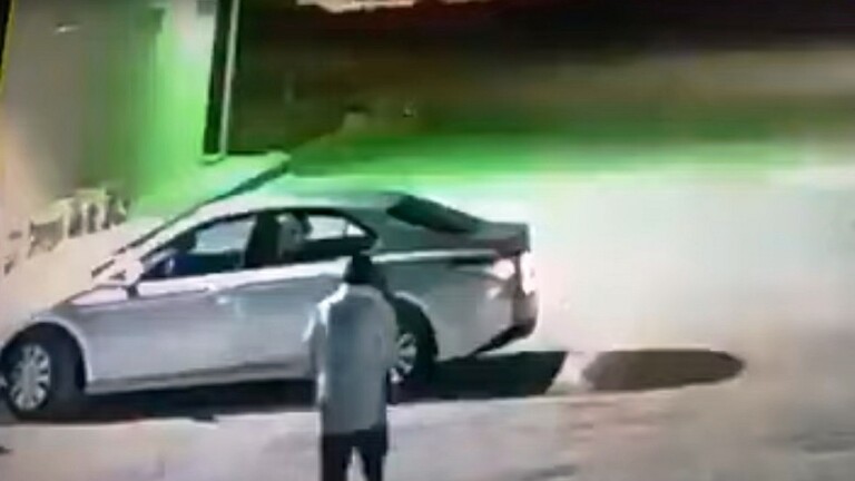 
		اغبى لص في السعودية ...سرق سيارة وإمرأة بداخلها  شاهد كيف تصرفت  "فيديو"