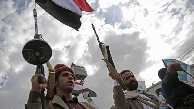 
		الاحتفال بالمولد النبوي يفجر اشتباكات مسلحة بين الحوثيين بصنعاء