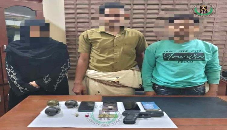 
		شاهد بالصور...ضبط شابين وفتاة بأحد منازل عدن يتعاطون الحشيش ويمارسون اعمال غير أخلاقية