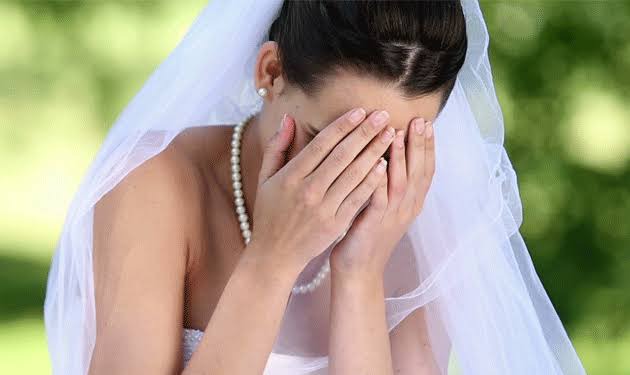 
		عروسة تبكي بحرقة في ليلة الزفاف والعريس ينهار بشدة بعد معرفة السبب ويفاجئ الجميع بهذا الرد