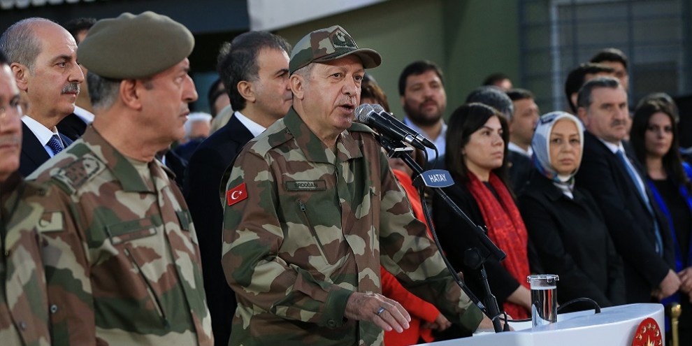 
		عاجل: دقت ساعة الصفر.. أردوغان يعلن الحرب ويحشد قوات الجيش على الحدود ويتوعد زعيم عربي بارز: سنأتيك بالأسلحة الثقيلة خلال الساعات القادمة
