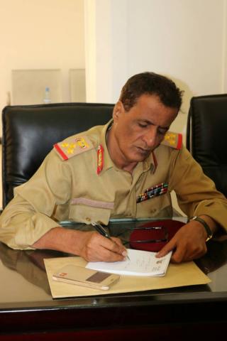 
		قيادي عسكري بارز بوزارة الدفاع ينزل صورة الرئيس هادي من مكتبه ويرفع بدلاً عنها هذه الصورة