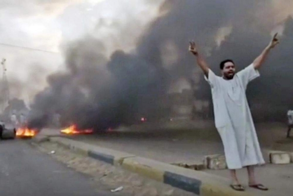 
		السودان: الالاف يتدفقون الى الشوارع بعيد اعتقال رئيس الوزراء ومسؤولين مدنيين اخرين