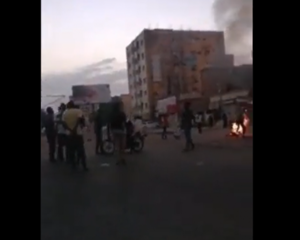 
		بالفيديو.. وسط حملة اعتقالات واسعة لمسؤولين هذا ما يحدث في شوارع الخرطوم صباح اليوم